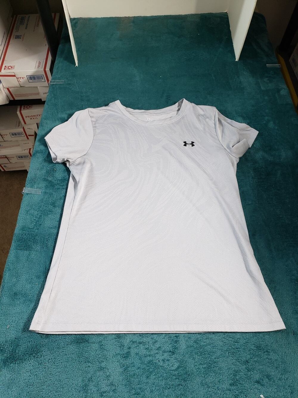 Under Armour Top Size Medium Women White Performance Short Sleeves Ladies Loose